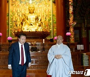 윤 대통령 '천태종 제2사찰' 부산 삼광사 방문…국민 화합·행복 기원