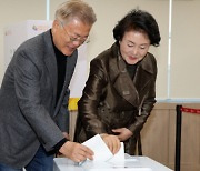 문재인 “조국혁신당, 더 대중적 정당으로 성장 중요”