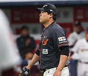 류현진 5회 '와르르'…KBO 복귀 첫 승 또 실패