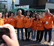 개혁신당 비례대표 후보들과 기념 촬영하는 김종인