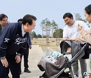 윤 대통령, 용산어린이정원 깜짝 방문