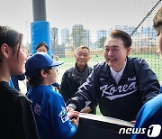 윤 대통령, 용산어린이정원 깜짝 방문…리틀야구단 격려