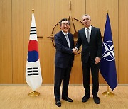 조태열, NATO 사무총장 면담…"대북제재 패널 대체 메커니즘 구상 중"