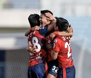 '연패 없다' 김천 상무 1위, '정효볼' 광주 2-1 제압…울산, 수원FC 3-0 잡고 환호(종합)