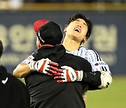 [포토] 끝내기 만루포 구본혁, 오스틴의 화끈한 축하