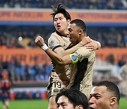 [오피셜] '음바페도 환호' 이강인, 환상 감아차기→'PSG 3월의 골+리그 1 이달의 골 후보' 동시 등극!