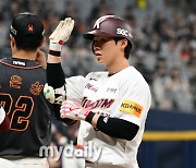 [MD포토] 연속 안타로 찬스 만드는 김혜성