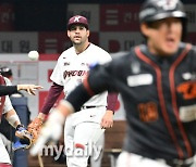 [MD포토] 김재현 포수 '마스크가 돌아갈 정도로 힘껏 던진다'