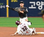 [MD포토] 문현빈 '깔끔하게 별살로 처리한다'