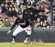 [MD포토] 황재균 '강습 타구 놓쳤어'