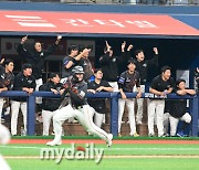 [MD포토] 환호하는 한화 '9회초 1점 차 추격이다'