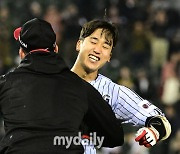 [MD포토] 구본혁 '끝내기 만루홈런의 기쁨'