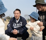 윤석열 대통령, 용산어린이정원 깜짝 방문