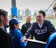 초등학교 야구단 어린이들과 대화하는 윤 대통령