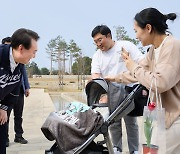 용산어린이정원 깜짝 방문한 윤석열 대통령