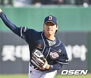 연승투 던지는 곽빈 [사진]