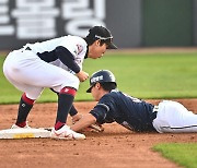 정수빈, 아웃 타이밍도 세이프로 만드는 도루 능력 [사진]