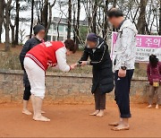 김은혜, 맨발로 황톳길 걸으며 인사… 이색 선거운동 ‘눈길’