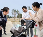 용산 어린이정원 깜짝 방문한 尹···주말 나들이객·어린이 야구단과 소통