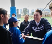 용산어린이정원 방문한 尹 대통령 "야구장은 여러분의 것"