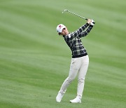 '돌격대장' 황유민, 선두 질주…KLPGA 투어 시즌 첫 우승 예약