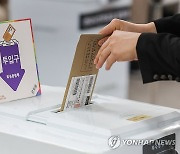 [사전투표] "벚꽃놀이 전 투표부터"…주말에도 유권자 북적(종합)