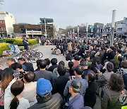 강릉 방문해 많은 인파에 휩싸인 조국 대표