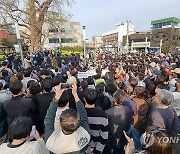 강릉 방문해 많은 인파에 휩싸인 조국 대표