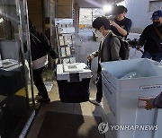 총선 사전투표율 역대 최고 31.28%, 이송되는 투표함