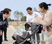 윤석열 대통령, 용산어린이정원 찾은 가족과 인사