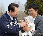 윤석열 대통령, 용산어린이정원 찾은 가족과 인사