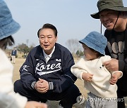 윤석열 대통령, 용산어린이정원 시민과 대화