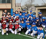 윤석열 대통령, 리틀야구 시합 참가자들과 기념촬영