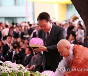 윤 대통령 "호국불교에 감사" 진관사 방문