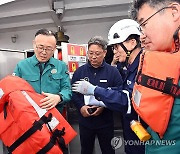 인명구조장비 관리실태 점검하는 이한경 본부장