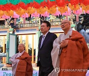 윤석열 대통령, 진관사 나한전 참배 뒤 이동