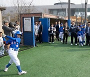 尹대통령, 용산어린이정원 깜짝 방문…나들이 가족 만나