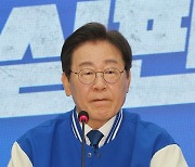 이재명 대표 비방 불법 유인물 배포 신고·고발 잇따라... 경찰 수사