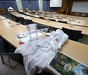 의대, 유급 우려에 수업 재개…저조한 출석률에 비대면 강의