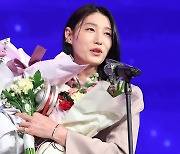 ‘배구여제’ 플레이 더 본다… ‘V리그 MVP’ 김연경, 현역 연장