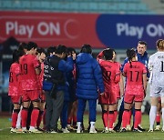 2-1 승리 직후 팀 미팅하는 콜린 벨 감독 [포토]