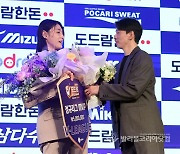 배구여제 김연경, V리그 여자부 MVP 선정...축하 꽃다발 전달하는 한선수