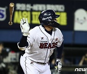 단숨에 경기 뒤집는 두산 김재환의 스리런 홈런