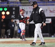 KBO, 선수 그라운드 철수 지시한 kt 이강철 감독 경고 제재