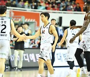 KT, 4강까지 1승…현대모비스에 79-62 ‘대승’