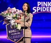 '배구 여제' 김연경 "팬들 위해 한 시즌 더 뛰겠다"… 현역 연장 발표