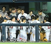 [MD포토] 역전 3점포 김재환 '두산은 축제중'