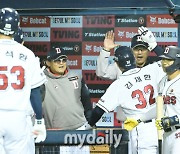 [MD포토] 역전포 김재환 '이승엽 감독과 기쁨의 하이파이브'