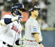 [MD포토] 역전 3점포 김재환 '숨길 수 없는 미소'