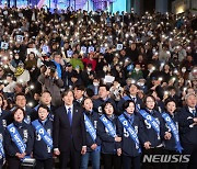 마지막 기자회견 갖는 조국혁신당